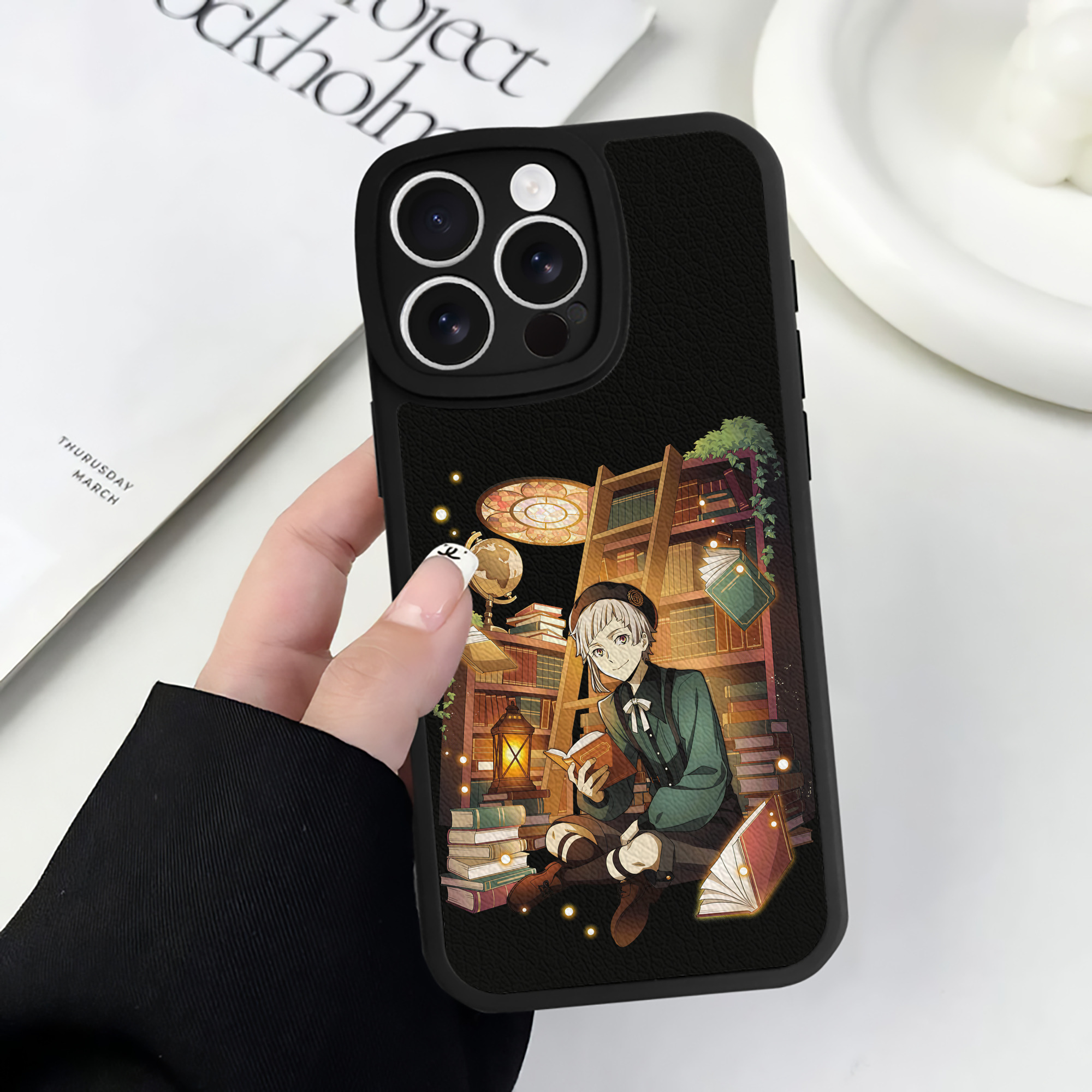 （画像用） 文豪ストレイドッグス Bungo Stray Dogs 【iPhone 16シリーズ対応】シリコンスマホケース（レザー調） 材質：シリコン